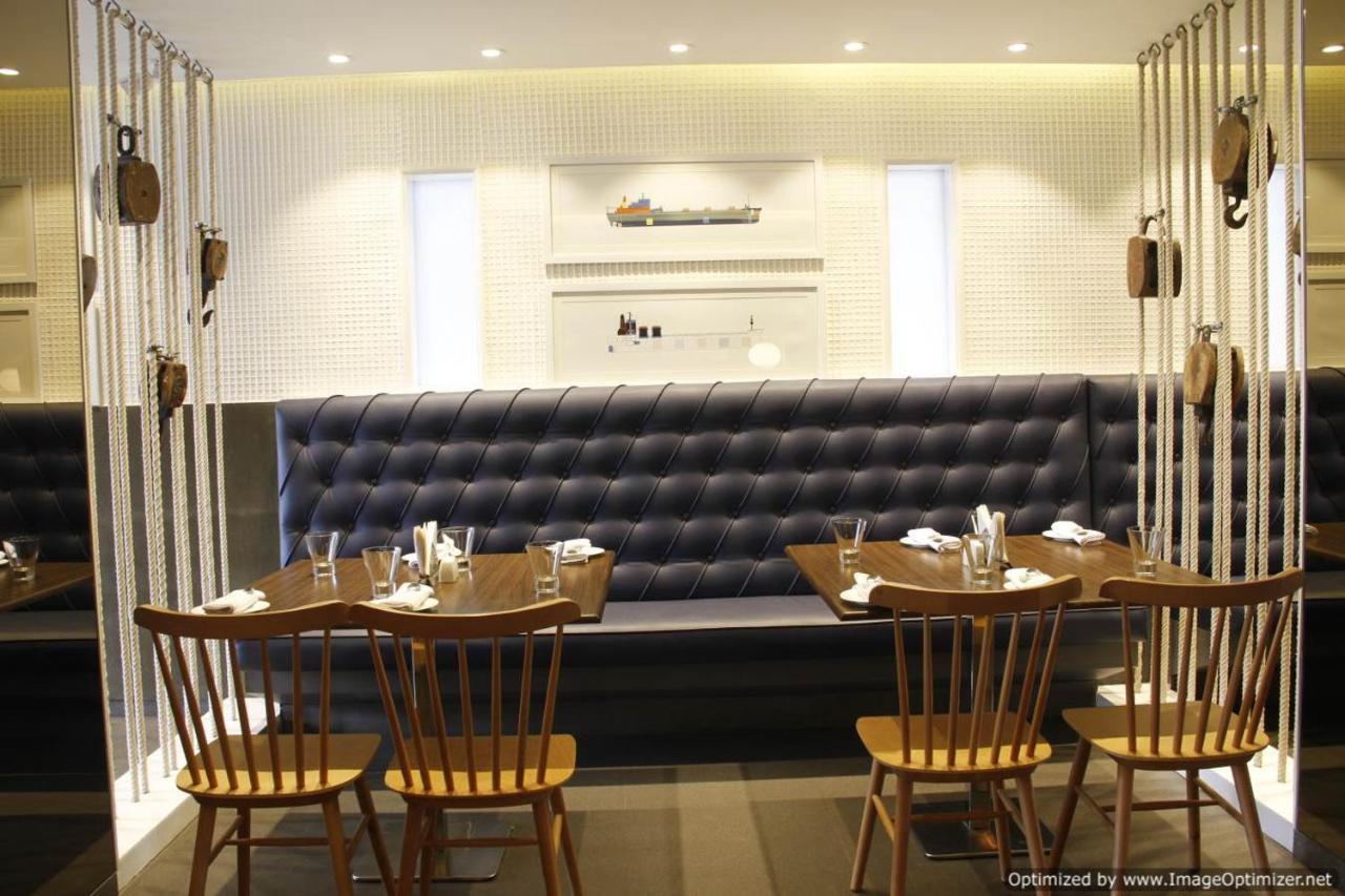 The Port Hotel ヴィシャーカパトナム エクステリア 写真